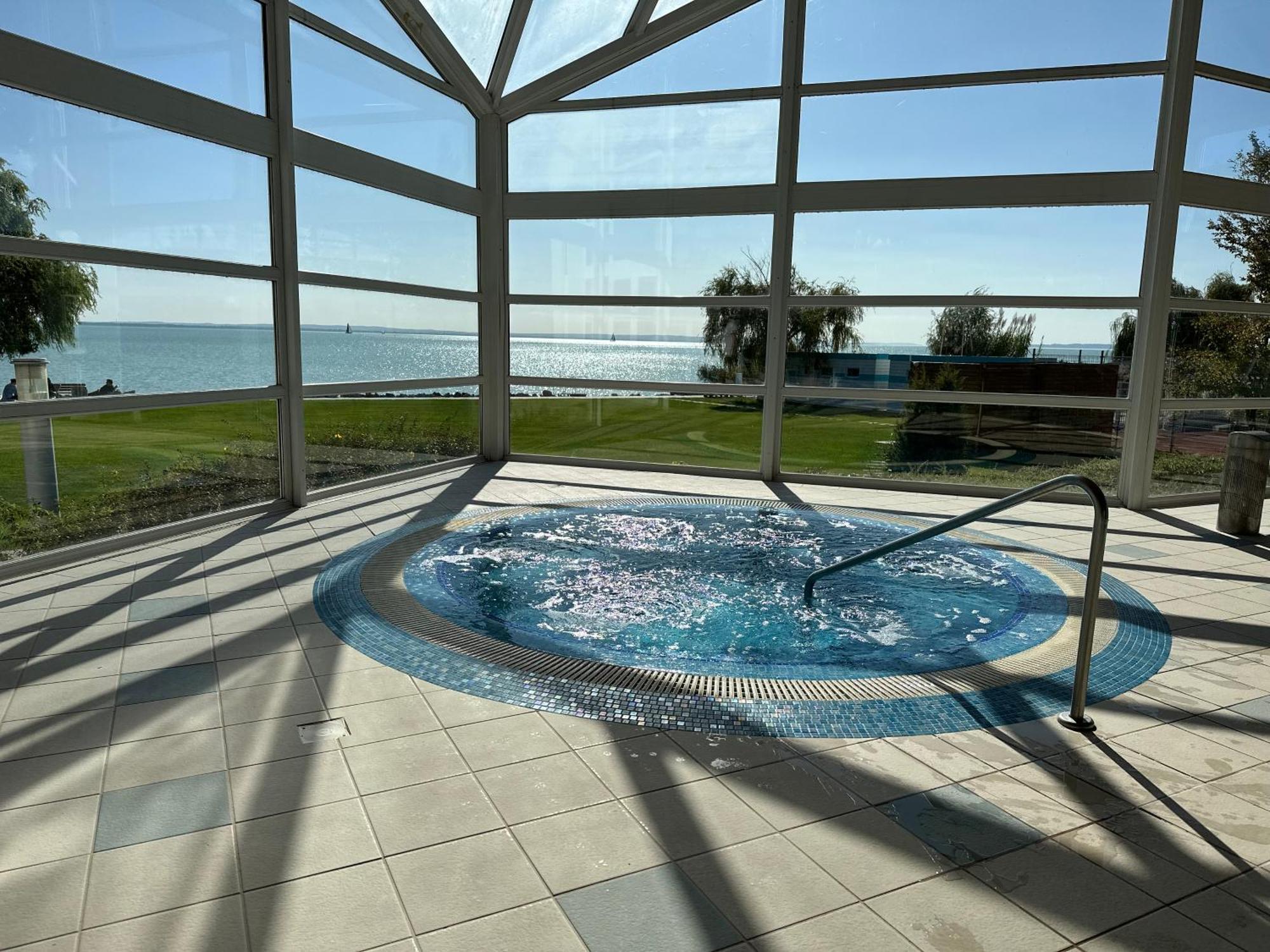 Hotel Marina Port Balatonkenese Exterior foto