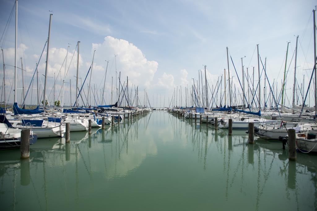 Hotel Marina Port Balatonkenese Exterior foto